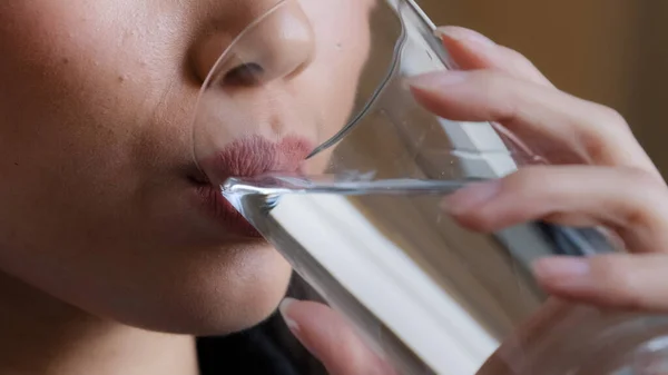 Close-up vrouwelijke lippen onherkenbare vrouw drinken schoon water thuis bevalling holding glas lunch dagelijks ritueel goed gewoonte meisje gevoel dorst gezondheidszorg hydratatie uitdroging verfrissing drankje — Stockfoto