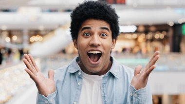 Erkek portresi duyguları şaşkına döndü afro-amerikan adam şaşırdı kameraya bakan genç ağzı ve gözlerini açtı zafer kazanma şansı indirimi sundu