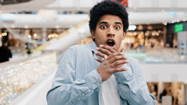 Retrato afro-americano homem assustado estressado cara sentindo choque medo horror notícia ruim terrível chocado masculino cobre a boca com as mãos muito surpreso emoções sinceras medo reação perigo — Fotografia de Stock