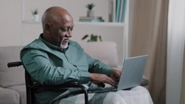 60 'lı yılların Afrikalı iş adamı evde tekerlekli sandalyede dizüstü bilgisayarla yazarak iletişim kuruyor. Uzaktan kumandalı internet üzerinden dedesiyle mesajlaşıyor. Engelli ailesiyle sohbet ediyor.
