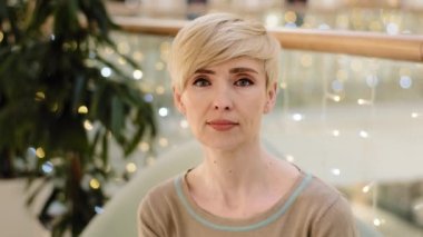 Orta yaşlı kadın portresi 40 'lı yaşlarda Kafkas kadın anne iş kadını kısa saç kesimi olan sarışın bayan kamera karşısında sakin, akıllı, üzgün, yetişkin, olgun model.