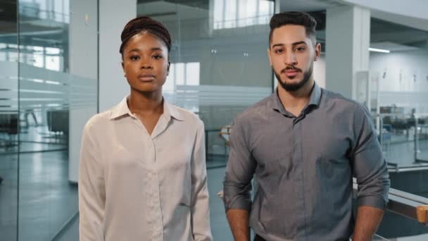 Retrato de negócios pessoas Africano senhora empresária e adulto árabe homem chefe gerente de pé no escritório e posando para câmera com braços cruzados. Dois trabalhadores bem sucedidos da empresa no espaço de trabalho corporativo — Vídeo de Stock