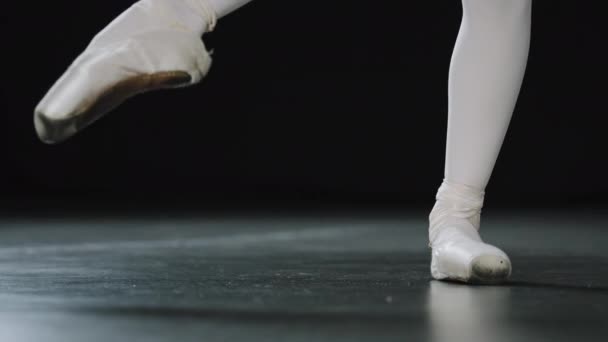 Close-up pernas femininas em meias brancas e punts de sapatos de balé fazendo exercícios de dança puxando pé de alongamento bailarina irreconhecível ensaiando coreografia realizando no palco no salão de dança — Vídeo de Stock