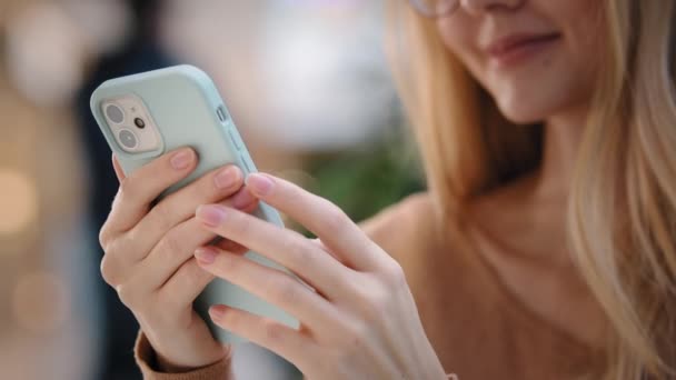 Close-up άποψη πλευρά του αγνώριστο κορίτσι με γυαλιά που κατέχουν τηλέφωνο γυναικεία χέρια σαρώσει στην οθόνη smartphone online πληρωμή αγορά chat αναζήτηση στο διαδίκτυο γυναίκα παιχνίδι παιχνίδι χρησιμοποιώντας το κινητό app δωρεάν 5g Wi-Fi — Αρχείο Βίντεο