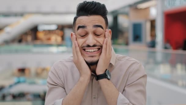 Щасливий емоційний ентузіазм здивований шокований здивований індійський менеджер арабської людини чоловік дивиться на камеру відкриває рот в несподіваному захопленні перемога удача бізнес-пропозиція перемога — стокове відео