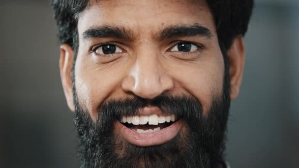 Zamknij mężczyzna arabski brodaty twarz przystojny mężczyzna z jasnobrązowe oczy patrząc na aparat uśmiechnięty zębaty latynoski dorosły facet ze zdrowym wzrokiem mając dobry wzrok cieszyć się dobrą wiadomością pozytywną inspirację — Wideo stockowe