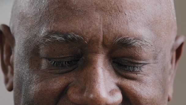 Close-up Africano velhos olhos masculinos olhando para câmera biracial maduro idoso idoso sofrendo de má visão problema boa visão laser correção oftalmologia clínica serviço Alzheimer sintomas — Vídeo de Stock