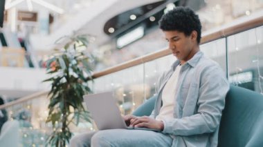 Milenyum boyunca ciddi şekilde meşgul olan Afrikalı serbest çalışan iş adamı, ofis şirketindeki koltuğa yaslanan dizüstü bilgisayarla internetten e-posta yazan girişimcilere odaklandı.