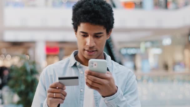 Africký Dominikánec dělá on-line nákupy transakce v síti muž s telefonem zadává číslo karty problémy s finanční chybou v mobilní aplikace autorizace odepřen nedostatek peněz v bankovních nákupních potíží — Stock video