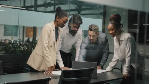 Multiracial business team grupp arbetare utvecklare chefer tittar på laptop i office fira framgång seger goda nyheter sätta handflator upp partnerskap enhet gest god investering ekonomisk vinst — Stockvideo