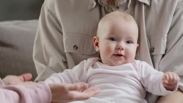 Närbild pensiv barn flicka liten pojke kaukasier oigenkännlig familj föräldrar håller baby dotter son röra mor hand nyfödda spädbarn skrattar ha roliga händer spel viftar föräldraskap skydd — Stockvideo