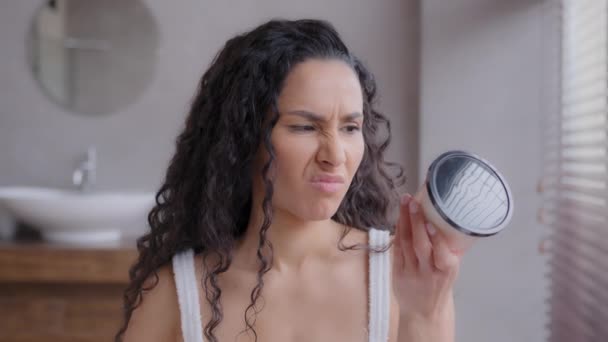 Retrato joven mujer feliz de pie en el baño mirando a la cámara sonriendo haciendo elección a favor de la crema para el cuidado de la piel con composición natural anuncia cosmética hidratante concepto de cuidado de la piel producto — Vídeo de stock