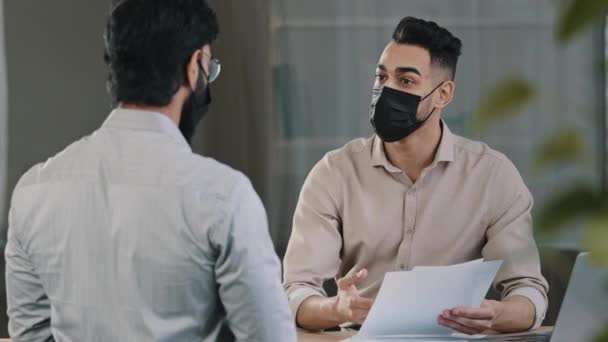 Hispanische Geschäftsmann Mann Finanzverkäufer Analyst krank Anwalt in medizinische Maske beraten Kunden diskutieren Fragen Projektdokument Vertrag schütteln Hände vermeiden Coronavirus verhindern Pandemie covid19 — Stockvideo