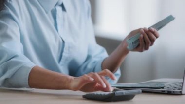 Meçhul kadın muhasebeci. Maaş, para, banknot, ofis işyerindeki aylık bütçe takası, finans para birimi hesapları.