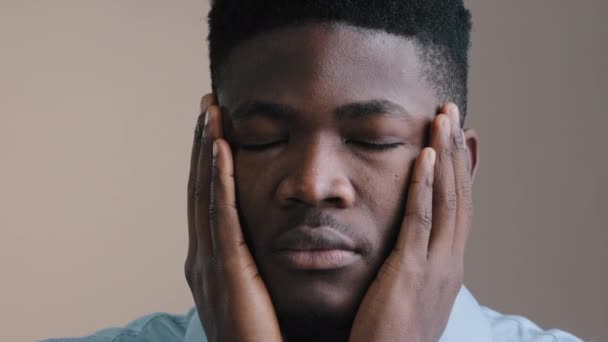 Portrait de triste homme afro-américain mettre la main sur la tête malade fatigué accablé jeune homme d'affaires travailleur masculin a des problèmes de maux de tête souffrent de migraine muscles tension déprimée se sentir mal gros plan — Video