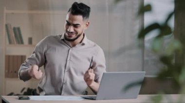 İspanyol mutlu iş adamı, erkek işçi, iş yerinde dans eden müzisyen, bateri çalıyormuş gibi yap, eğleniyormuş gibi yap, keyfine bak, coşkulu hareket kariyerinin ilerlemesini kutla.