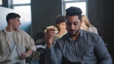 Sınıfta oturan heyecanlı genç Arap erkek öğrenci, kötü muameleden muzdarip sınıf arkadaşları tarafından alaya alınmaya, yalnız kalmaya, ayrımcılık ve ırkçılık kavramına konsantre olamıyor.