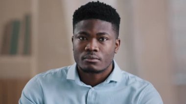 Afro-amerikan sinirli iş adamı kameraya poz vermek için işaret parmağıyla işaret parmağıyla 