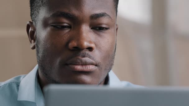Seriózní muž mladý africký americký podnikatel programátor psaní na počítači doma kancelář soustředěný tisíciletý sebevědomý chlap použití notebook vytvořit web design pro spuštění výzkumu informace