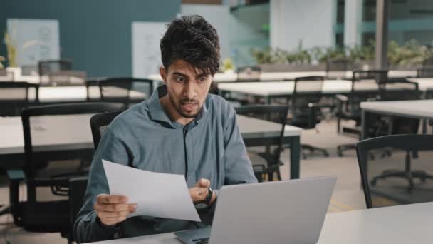 Árabe hombre servicio al cliente agente de soporte al cliente joven hombre de negocios hablar con el cliente socio en línea por ordenador portátil celebrar documento discutir problemas proyecto por videollamada encontrar error en el informe financiero explicar detalles — Vídeos de Stock