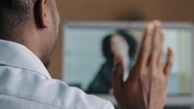 Bilinmeyen afro-amerikan erkek iş adamı elinde video kamera ile ortak selamlaşma mesafesi arkadaşı sanal konferans bilgisayarı uygulaması ile sohbet ediyor.
