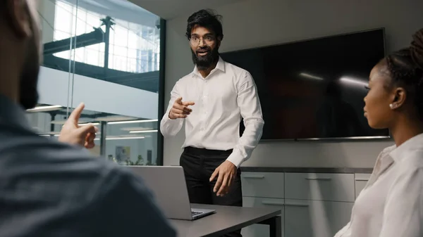 Arabisk indian skäggig affärsman mentor chef manlig ledare man rapport aktie idé start projekt presentation företag utbildning prata med investerare möte kontorsförhandlingar multiracial business team — Stockfoto