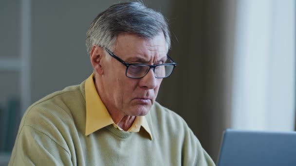 Senior mature older businessman looking laptop nervous work stress problems losing failure at home office elderly man receiving bad news on computer upset frustrated troubled financial difficulties — Αρχείο Βίντεο