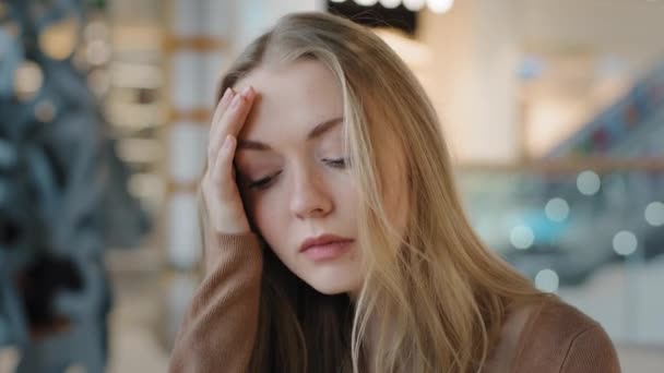 Portré kaukázusi rémült stresszes aggódó nő érzés stressz aggódik lány szenved rosszul láz fejfájás pánikroham problémák törés bontás üzleti problémák gondolkodás nehéz döntés — Stock videók
