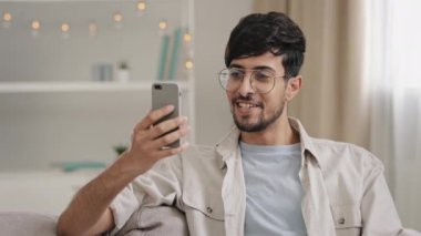 Genç milenyum Arap erkek portresi. Video görüntüsü. Sohbet konferansı akışı. Cep telefonu kameralı blogda konuşma.