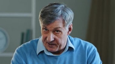 Kafkasya portresi kızgın agresif sinirli, sinirli, 60 'ların olgun, yaşlı, tatminsiz, tatminsiz, konuşkan, el kol hareketi, yanlış anlaşılma tartışması.