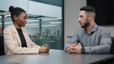 Hint Arap patronu HR arabulucu danışmanı. Afrikalı aday kadın işçi ortakla müzakere. İş bulma, el sıkışma, iş birliği işbirliği işbirliği.