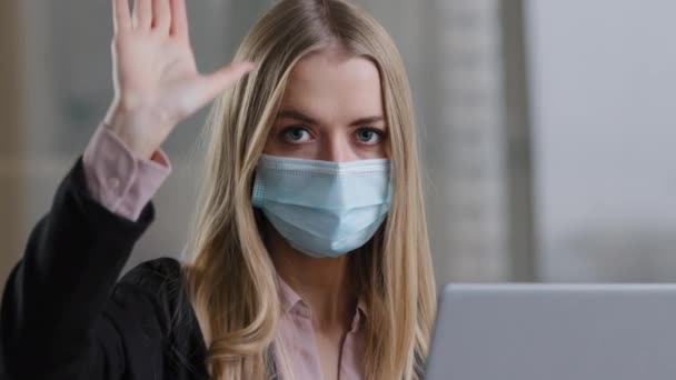 Retrato en la oficina chica caucásica mujer en la máscara de la cara médica con el ordenador portátil enojado mirando la cámara pone la palma hacia adelante sin parar la guerra gesto prohibición valla defensa límite mantener distancia signo pandemia reglas — Vídeos de Stock