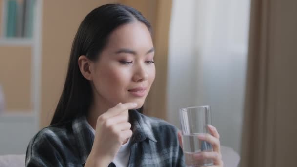 亚洲女赛车手在家里喝了一杯静水的药物。韩国怀孕的生病女孩因头痛、流感症状而吃药治病。节食的概念 — 图库视频影像
