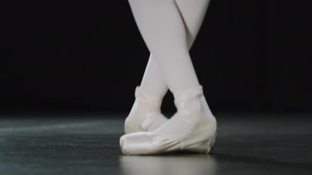 誰もが認めるバレリーナダンサー女性の足をクローズアップ詳細｜ダンスバレエの動き未知の女の子は古典的な要素を行うポイントの靴を身に着けていますダンスパフォーミングアーツの女性の上に立って先端つま先の動き — ストック動画