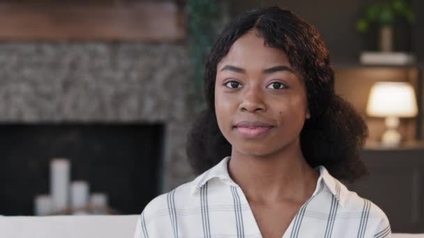 Retrato de chica afroamericana de cerca modelo de cara femenina ama de casa esposa novia estudiante mirando a un lado en casa gira la cabeza mira a la cámara sonriente diente, primer plano feliz biracial mujer en el interior — Vídeo de stock