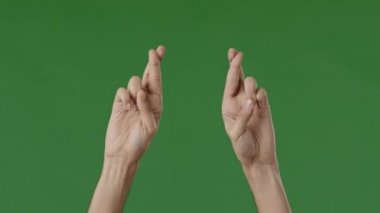 Erkek vücudunun bir kısmını kapatın. Kimliği belirsiz genç adam yeşil stüdyoda dua ediyor. Kader tanrısı için dua ediyor.