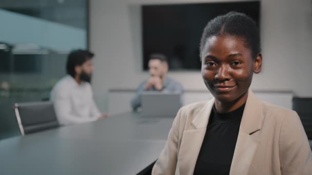 Afrikalı 30 'lu yaşlarda, profesyonel etnik başarı sahibi iş kadını işveren kadın çift ırklı uzman ceo kadın patron yönetici yönetici ofis toplantılarında masada oturan kameraya bakıyor. — Stok video