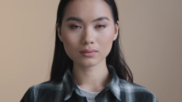 Close up headshot kobieca twarz z doskonałym makijażu skóry azjatycki poważny spokojny model kobieta zadowolony klient kosmetologii urody usługi. koreański poważny biznes lady pracownik menedżer dziewczyna pozowanie wewnątrz — Wideo stockowe
