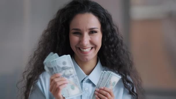 Szczęśliwy arabski biznes kobieta profesjonalny pracownik kobieta inwestor księgowy pokazać płatność pieniądze dolary waluta machając banknotami gotówkowymi wygrać nagrodę loterii pochwalić się wygraną pensji oszczędności zysku finansowego — Wideo stockowe