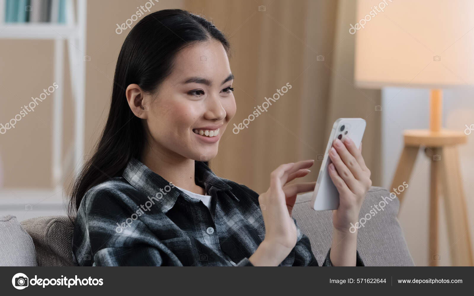 Улыбающаяся Счастливая Азиатка Печатает Сенсорный Экран Телефона.