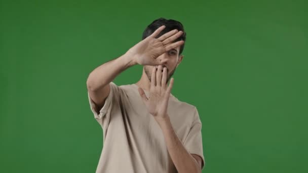 Émotionnel jeune hindou homme d'affaires effrayé freelancer arabian guy cover visage agitant paumes peur peur indien mâle étudiant nerveux sentiment de choc panique éviter de voir mauvaise espionnage à travers les doigts — Video