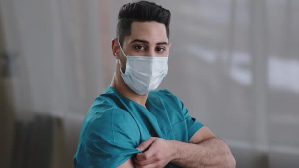 Homem hispânico árabe inspirado jovem médico enfermeiro estagiário em máscara facial médica mostrando marca de injeção ombro bandagem adesiva fazer vacina contra a infecção por coronavírus pandêmico covid-19 — Vídeo de Stock