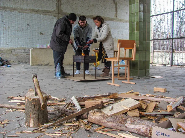 乌克兰哈尔科夫 2022年5月28日 在俄罗斯恐怖战争期间 一群各种各样的无家可归的男人冷不热的火焰使温暖的厨师呆在户外感到饿木柴生还 — 图库照片