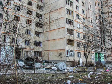 Kharkiv, Ukrayna - 05.28.2022: Açık havada yanmış hasarlı konut evi, hurda metal parçalarıyla harabe olmuş ev enkazı, savaş sonrası sivil altyapı bombardımanı sonucu yıkılan ev eşyaları.