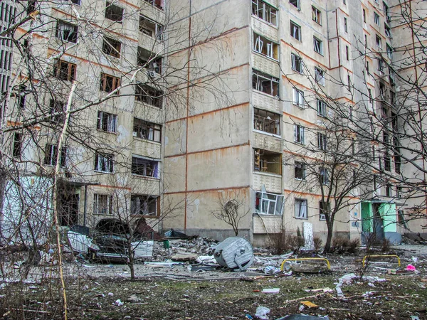 乌克兰哈尔科夫 2022年5月28日 战争期间轰炸民用基础设施造成的金属碎片 垃圾残渣和家居用品在室外烧毁被毁的民房 摧毁了空荡荡的街道 — 图库照片