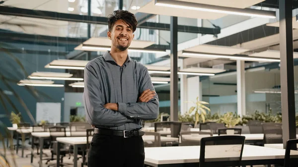 Σίγουρος Χαμογελαστός Ινδός Νεαρός Άνδρας Άντρας Επιχειρηματίας Επενδυτής Ιδρυτής Πωλητής — Φωτογραφία Αρχείου