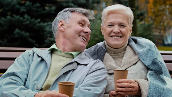Glückliche Senioren Pärchen Plaudernd Sitzen Herbst Park Ruhe Zusammen Unbeschwert — Stockfoto