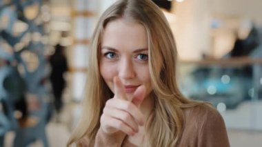 Güzel, beyaz bir kız baştan çıkarıcı bir kadınla flört ediyor. Hey sen, buraya gel. Onun önünde yön göster.