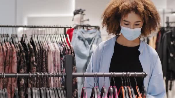 Kıvırcık Saçlı Şık Alışveriş Yapan Kadın Giyim Mağazasında Koruyucu Tıbbi — Stok video