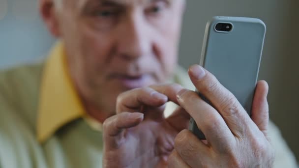 Rozostřený Rozmazaný Starý Běloch Zadává Číslo Mobilního Telefonu Zadáním Procházení — Stock video